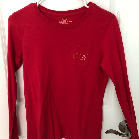 red vineyard vines shirt
